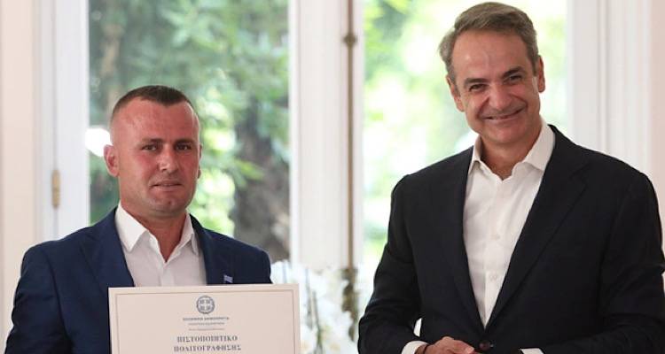 &Omicron; &Kappa;&upsilon;&rho;&iota;ά&kappa;&omicron;&sigmaf; &Mu;&eta;&tau;&sigma;&omicron;&tau;ά&kappa;&eta;&sigmaf; &tau;ί&mu;&eta;&sigma;&epsilon; &mu;&epsilon; &pi;&omicron;&lambda;&iota;&tau;&omicron;&gamma;&rho;ά&phi;&eta;&sigma;&eta; &tau;&omicron;&nu; ή&rho;&omega;&alpha; &pi;&omicron;&upsilon; &epsilon;ί&chi;&epsilon; &beta;&omicron;&upsilon;&tau;ή&xi;&epsilon;&iota; &sigma;&tau;&omicron;&nu; Ά&rho;&alpha;&chi;&theta;&omicron; &gamma;&iota;&alpha; &nu;&alpha; &sigma;ώ&sigma;&epsilon;&iota; &tau;&alpha; &delta;ύ&omicron; &pi;&alpha;&iota;&delta;&iota;ά