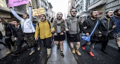 Τούρκοι με μίνι διαδηλώνουν κατά της σεξουαλικής βίας .