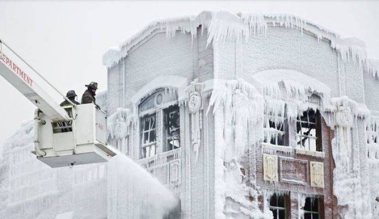Κτίριο καλύπτεται με πάγο μετά από φωτιά