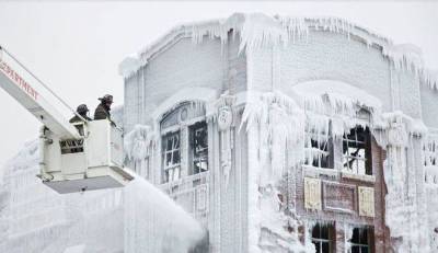 Κτίριο καλύπτεται με πάγο μετά από φωτιά