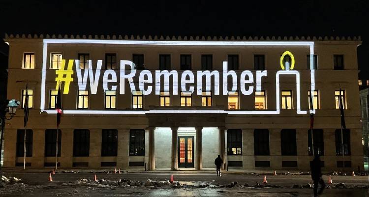 We Remember: &Omicron; &Delta;ή&mu;&omicron;&sigmaf; &Alpha;&theta;&eta;&nu;&alpha;ί&omega;&nu; &tau;&iota;&mu;ά &tau;&eta; &Delta;&iota;&epsilon;&theta;&nu;ή &Eta;&mu;έ&rho;&alpha; &Mu;&nu;ή&mu;&eta;&sigmaf; &tau;&omega;&nu; &Theta;&upsilon;&mu;ά&tau;&omega;&nu; &tau;&omicron;&upsilon; &Omicron;&lambda;&omicron;&kappa;&alpha;&upsilon;&tau;ώ&mu;&alpha;&tau;&omicron;&sigmaf;