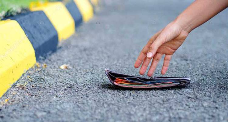 Μάθημα εντιμότητας στη Μύρινα | Πορτοφόλι με μεγάλο χρηματικό ποσό που χάθηκε σήμερα το πρωί επέστρεψε στον κάτοχό του