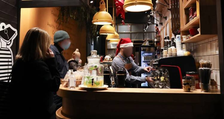 &Eta; έ&kappa;&rho;&eta;&xi;&eta; &kappa;&rho;&omicron;&upsilon;&sigma;&mu;ά&tau;&omega;&nu; έ&phi;&epsilon;&rho;&epsilon; &alpha;&lambda;&lambda;&alpha;&gamma;έ&sigmaf;: &Tau;&iota; &iota;&sigma;&chi;ύ&epsilon;&iota; &pi;&lambda;έ&omicron;&nu; &gamma;&iota;&alpha; &pi;&iota;&sigma;&tau;&omicron;&pi;&omicron;&iota;&eta;&tau;&iota;&kappa;ά, ά&delta;&epsilon;&iota;&epsilon;&sigmaf;, PCR &kappa;&alpha;&iota; rapid test