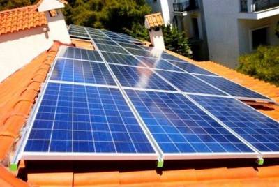Έρχεται τσουχτερό χαράτσι για φωτοβολταϊκά σε στέγες