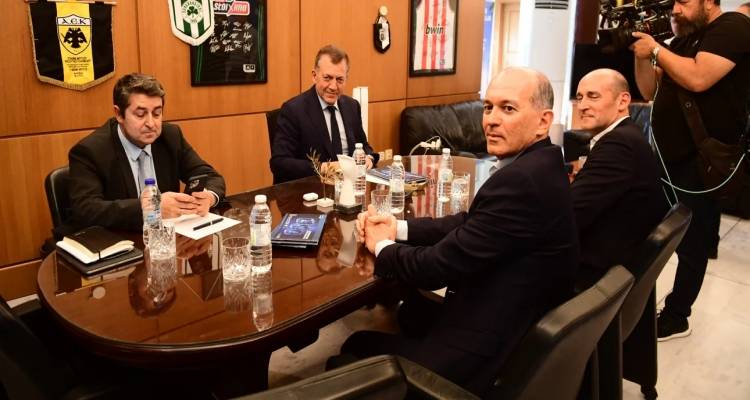 Σε εξέλιξη η συνάντηση Βρούτση-Αγγελόπουλων -«Ήρθαμε από σεβασμό, δεν εξομοιωνόμαστε με Γιαννακόπουλο»