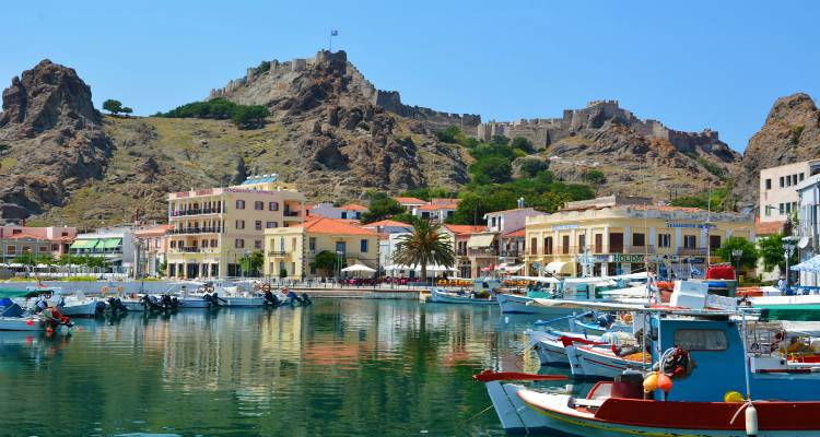 Λήμνος: Εισροή υδάτων σε σκάφος κοντά στο λιμάνι της Μύρινας