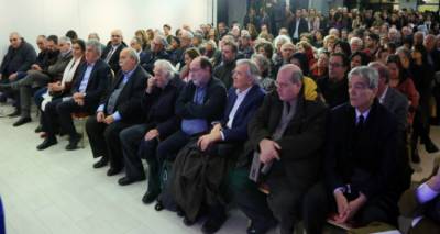 &Phi;&omega;&tau;&omicron;&gamma;&rho;&alpha;&phi;ί&alpha;: &Beta;&Omicron;&Upsilon;&Lambda;&Eta; &Tau;&Omega;&Nu; &Epsilon;&Lambda;&Lambda;&Eta;&Nu;&Omega;&Nu;/&Phi;&Rho;&Omicron;&Sigma;&Omega; &Kappa;&Alpha;&Nu;&Epsilon;&Lambda;&Lambda;&Iota;&Delta;&Omicron;&Upsilon;