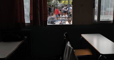 &Sigma;&chi;&omicron;&lambda;&epsilon;ί&alpha;: &Epsilon;&pi;&iota;&sigma;&tau;&rho;&omicron;&phi;ή &sigma;&tau;&alpha; &theta;&rho;&alpha;&nu;ί&alpha; &epsilon;&nu; &mu;έ&sigma;&omega; &laquo;&tau;&rho;&iota;&delta;&eta;&mu;ί&alpha;&sigmaf;&raquo; &ndash; &Tau;&iota; &iota;&sigma;&chi;ύ&epsilon;&iota; &mu;&epsilon; &tau;&iota;&sigmaf; &alpha;&pi;&omicron;&upsilon;&sigma;ί&epsilon;&sigmaf;