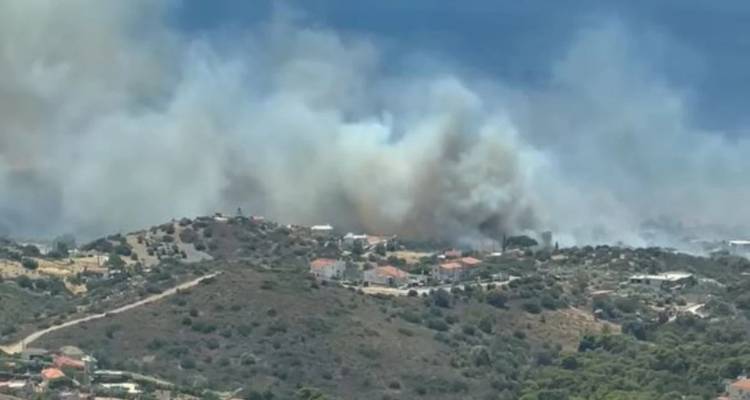 Φωτιά στην Παλαιά Φώκαια, κοντά σε σπίτια -Μηνύματα του 112 για εκκενώσεις σε Θυμάρι και Τουρκολίμανο, διακοπή κυκλοφορίας