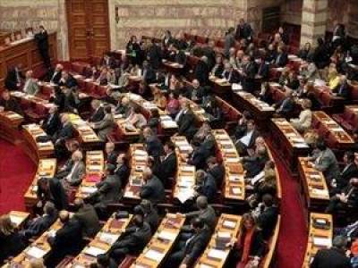 Αντεγκλήσεις στη Βουλή λίγο πριν την ψήφιση του προϋπολογισμού