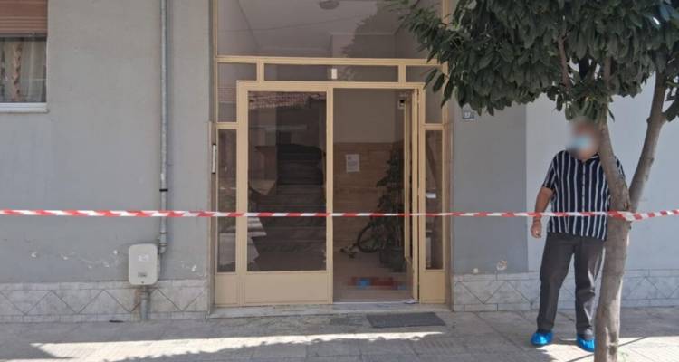 Άγρια δολοφονία στον Βόλο: 40χρονος σκότωσε την 36χρονη σύζυγό του στην είσοδο της πολυκατοικίας τους και τράπηκε σε φυγή