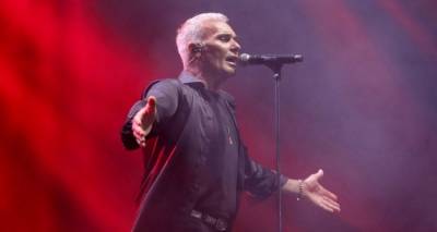 &Mu;&omicron;&upsilon;&sigma;&iota;&kappa;ό &laquo;&delta;ώ&rho;&omicron;&raquo; &alpha;&pi;ό &tau;&omicron;&nu; &Sigma;&tau;έ&lambda;&iota;&omicron; &Rho;ό&kappa;&kappa;&omicron;: &Kappa;&upsilon;&kappa;&lambda;&omicron;&phi;ό&rho;&eta;&sigma;&epsilon; &delta;&omega;&rho;&epsilon;ά&nu; &tau;&omicron; &nu;έ&omicron; &tau;&omicron;&upsilon; &tau;&rho;&alpha;&gamma;&omicron;ύ&delta;&iota; &mu;&epsilon; &tau;ί&tau;&lambda;&omicron; &laquo;&Pi;&iota;&omicron; &pi;&omicron;&lambda;ύ&raquo; | &Kappa;&alpha;&tau;έ&beta;&alpha;&sigma;&epsilon; &tau;&omicron;