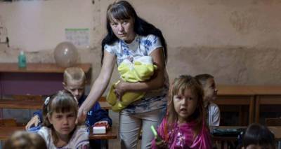 Ξεκίνησε η σχολική χρονιά στην Ουκρανία | Συγκλονιστικές εικόνες από τα μαθήματα σε υπόγεια και καταφύγια