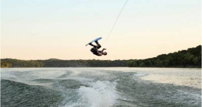 Γιατί τα Θαλάσσια Σπορ Γίνονται Τεράστια Τάση στα Ελληνικά Νησιά το 2025