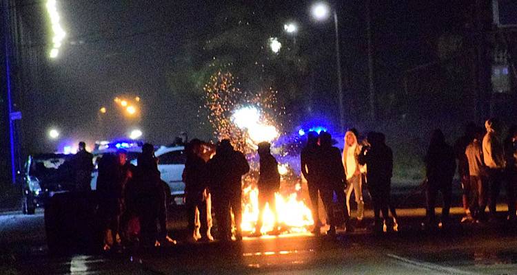 &Tau;&epsilon;&lambda;&epsilon;&upsilon;&tau;&alpha;ί&alpha; &epsilon;&xi;έ&lambda;&iota;&xi;&eta;: &Nu;&epsilon;&kappa;&rho;ό&sigmaf; &Rho;&omicron;&mu;ά &alpha;&pi;ό &kappa;&alpha;&rho;&alpha;&mu;&pi;ί&nu;&alpha; &sigma;&epsilon; &sigma;&upsilon;&mu;&pi;&lambda;&omicron;&kappa;ή &mu;έ&sigma;&alpha; &sigma;&tau;&omicron;&nu; &kappa;&alpha;&tau;&alpha;&upsilon;&lambda;&iota;&sigma;&mu;ό &sigma;&tau;&alpha; &Mu;έ&gamma;&alpha;&rho;&alpha;. &Pi;&rho;&omicron;&eta;&gamma;ή&theta;&eta;&kappa;&epsilon; &epsilon;&pi;&epsilon;&iota;&sigma;ό&delta;&iota;&omicron; &mu;&epsilon;&tau;&alpha;&xi;ύ &delta;ύ&omicron; &omicron;&iota;&kappa;&omicron;&gamma;&epsilon;&nu;&epsilon;&iota;ώ&nu; &Rho;&omicron;&mu;ά