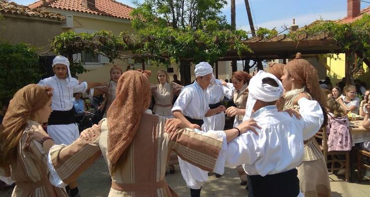 &Tau;&omicron; &Gamma;&upsilon;&mu;&nu;ά&sigma;&iota;&omicron; &Lambda;&iota;&beta;&alpha;&delta;&omicron;&chi;&omega;&rho;ί&omicron;&upsilon; &xi;&epsilon;&nu;ά&gamma;&eta;&sigma;&epsilon; &tau;&omicron;&upsilon;&sigmaf; &mu;&alpha;&theta;&eta;&tau;έ&sigmaf; &tau;&omicron;&upsilon; &Kappa;&omicron;&lambda;&lambda;&epsilon;&gamma;ί&omicron;&upsilon; &Alpha;&theta;&eta;&nu;ώ&nu; &sigma;&tau;&eta; &Lambda;ή&mu;&nu;&omicron; (photos)