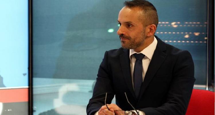 &Nu;. &Pi;&alpha;&omicron;ύ&nu;&eta;&sigmaf;: "&Eta; &Rho;&omega;&sigma;ί&alpha; &upsilon;&pi;&epsilon;&rho;&tau;&epsilon;&rho;&epsilon;ί, &eta; &Omicron;&upsilon;&kappa;&rho;&alpha;&nu;ί&alpha; &pi;&rho;&omicron;&beta;ά&lambda;&lambda;&epsilon;&iota; &eta;&rho;&omega;&iota;&kappa;ή &alpha;&nu;&tau;ί&sigma;&tau;&alpha;&sigma;&eta;"