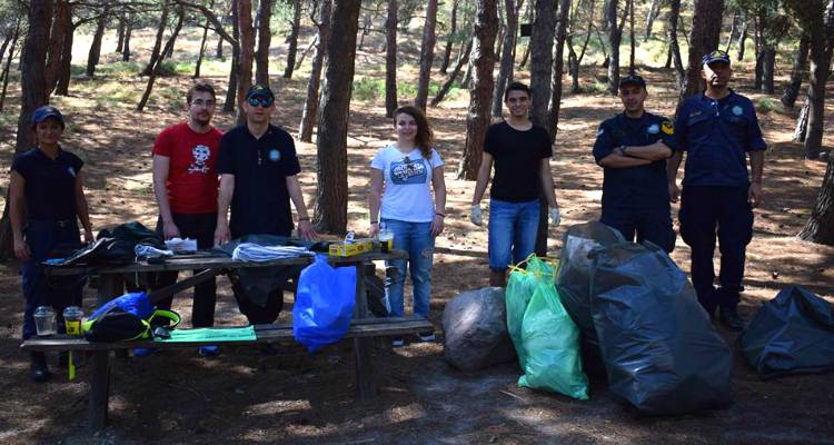Λήμνος: Φοιτητές και Λιμεναρχείο ένωσαν τις δυνάμεις τους και καθάρισαν το άλσος Αγ. Νικολάου (photos)