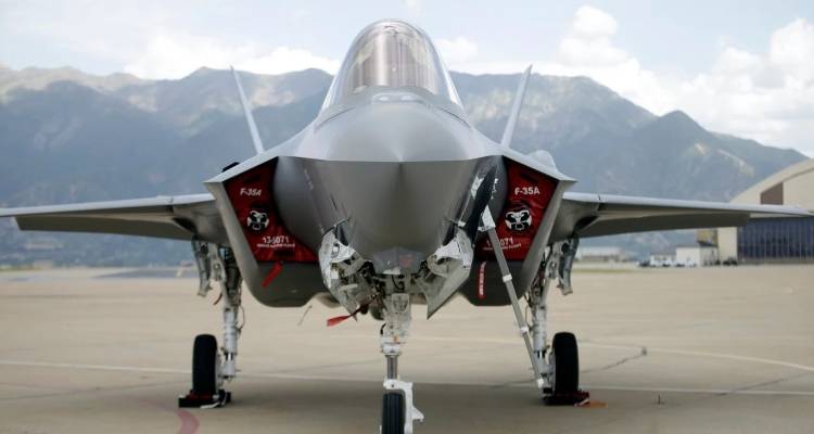 Έ&rho;&chi;&omicron;&nu;&tau;&alpha;&iota; &tau;&alpha; F-35: &Omicron;&iota; &Eta;&Pi;&Alpha; έ&sigma;&tau;&epsilon;&iota;&lambda;&alpha;&nu; &tau;&eta;&nu; &pi;&rho;&omicron;&sigma;&phi;&omicron;&rho;ά &sigma;&tau;&eta;&nu; &Epsilon;&lambda;&lambda;ά&delta;&alpha;, &omicron;&iota; &upsilon;&pi;&omicron;&gamma;&rho;&alpha;&phi;έ&sigmaf; &pi;&rho;&iota;&nu; &alpha;&pi;ό &tau;&iota;&sigmaf; &epsilon;&upsilon;&rho;&omega;&epsilon;&kappa;&lambda;&omicron;&gamma;έ&sigmaf;