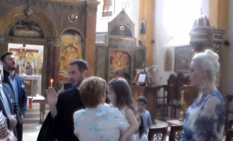 Έλληνας παπάς σταμάτησε τη βάφτιση, επειδή το παιδί είπε ότι δεν ήθελε να βαφτιστεί (video)