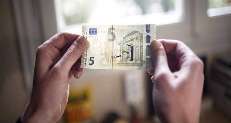 Ο Έλληνας καλλιτέχνης που ζωγραφίζει στα ευρώ τον πόνο της χώρας (photos)