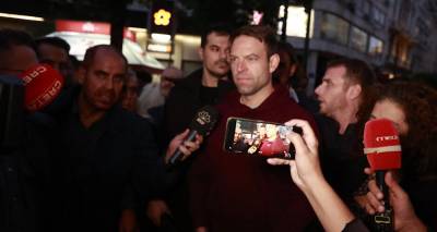 &Sigma;&tau;&alpha; &tau;&rho;ί&alpha; &omicron; &Sigma;&Upsilon;&Rho;&Iota;&Zeta;&Alpha; &sigma;&tau;&eta;&nu; &pi;&omicron;&rho;&epsilon;ί&alpha; &tau;&omicron;&upsilon; &Pi;&omicron;&lambda;&upsilon;&tau;&epsilon;&chi;&nu;&epsilon;ί&omicron;&upsilon; - &Pi;ή&gamma;&epsilon;, &tau;&omicron;&nu; &epsilon;ί&delta;&alpha;&nu;... &kappa;&alpha;&iota; έ&phi;&upsilon;&gamma;&epsilon; &omicron; &Kappa;&alpha;&sigma;&sigma;&epsilon;&lambda;ά&kappa;&eta;&sigmaf;