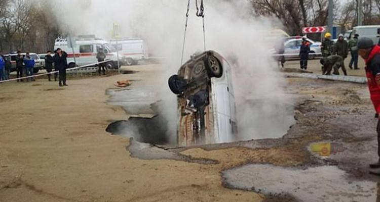 &Rho;&omega;&sigma;ί&alpha;: &Phi;&rho;&iota;&chi;&tau;ό&sigmaf; &theta;ά&nu;&alpha;&tau;&omicron;&sigmaf; -&Alpha;&nu;&omicron;&iota;&xi;&epsilon; &eta; &gamma;&eta; &kappa;&alpha;&iota; έ&pi;&epsilon;&sigma;&alpha;&nu; &mu;&epsilon; &tau;&omicron; &alpha;&upsilon;&tau;&omicron;&kappa;ί&nu;&eta;&tau;&omicron; &sigma;&epsilon; &tau;&rho;ύ&pi;&alpha; &mu;&epsilon; &zeta;&epsilon;&mu;&alpha;&tau;&iota;&sigma;&tau;ό &nu;&epsilon;&rho;ό [&beta;ί&nu;&tau;&epsilon;&omicron;]