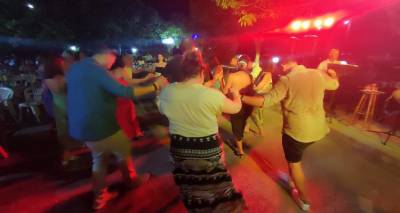 &Omicron; &Mu;&Epsilon;&Sigma; "Ά&gamma;&iota;&omicron;&sigmaf; &Delta;&eta;&mu;ή&tau;&rho;&iota;&omicron;&sigmaf;" &epsilon;&upsilon;&chi;&alpha;&rho;&iota;&sigma;&tau;&epsilon;ί... | "&Nu;&alpha; &delta;&alpha; &gamma;&lambda;έ&nu;&tau;&iota;!"