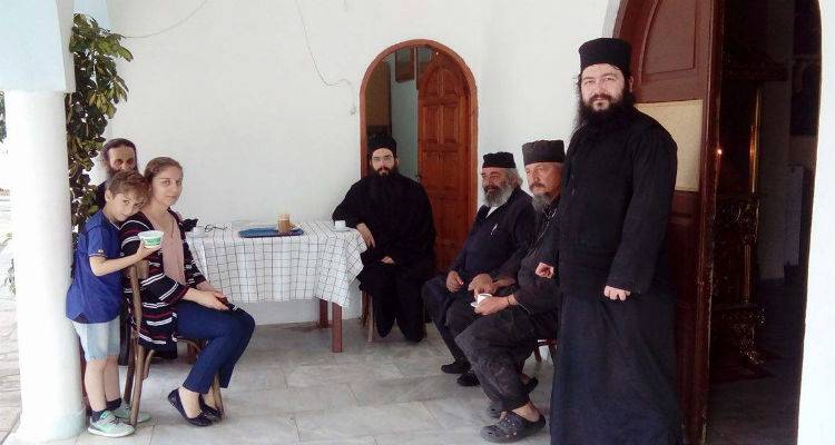 Μοναχοί της Ιεράς Μονής Μεγίστης Λαύρας στον Αη Στράτη για τις ακρίδες (photos)