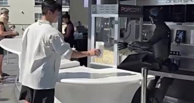 Το ρομπότ Optimus της Tesla «τρόλαρε» Youtuber στην Καλιφόρνια (Video)