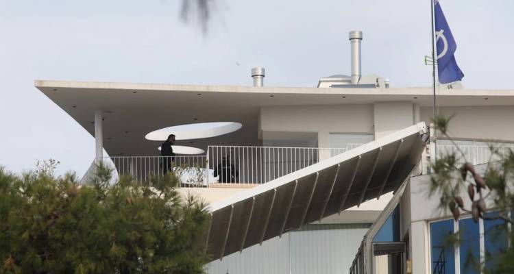 &Sigma;&omicron;&kappa; &sigma;&tau;&eta; &Gamma;&lambda;&upsilon;&phi;ά&delta;&alpha;: &Tau;&rho;&epsilon;&iota;&sigmaf; &nu;&epsilon;&kappa;&rho;&omicron;ί &epsilon;&rho;&gamma;&alpha;&zeta;ό&mu;&epsilon;&nu;&omicron;&iota; &alpha;&pi;ό &tau;&eta;&nu; &epsilon;&iota;&sigma;&beta;&omicron;&lambda;ή &epsilon;&nu;ό&pi;&lambda;&omicron;&upsilon; &sigma;&epsilon; &Nu;&alpha;&upsilon;&tau;&iota;&lambda;&iota;&alpha;&kappa;ή, &alpha;&upsilon;&tau;&omicron;&kappa;&tau;ό&nu;&eta;&sigma;&epsilon; &omicron; &delta;&rho;ά&sigma;&tau;&eta;&sigmaf;
