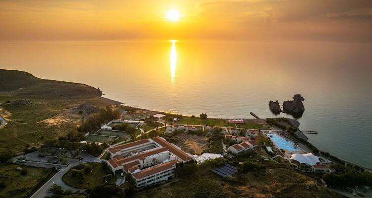 &Mu;&iota;&kappa;&rho;ή &alpha;&gamma;&gamma;&epsilon;&lambda;ί&alpha;: &Tau;&omicron; Porto Myrina &alpha;&nu;&alpha;&zeta;&eta;&tau;ά &Kappa;&alpha;&mu;&alpha;&rho;&iota;έ&rho;&epsilon;&sigmaf;