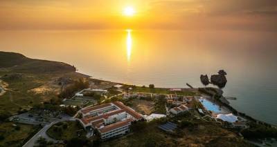 &Mu;&iota;&kappa;&rho;ή &alpha;&gamma;&gamma;&epsilon;&lambda;ί&alpha;: &Tau;&omicron; Porto Myrina &alpha;&nu;&alpha;&zeta;&eta;&tau;ά &Kappa;&alpha;&mu;&alpha;&rho;&iota;έ&rho;&epsilon;&sigmaf;