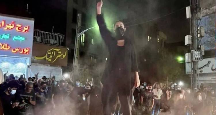 &Delta;&iota;&alpha;&delta;&eta;&lambda;ώ&sigma;&epsilon;&iota;&sigmaf; &gamma;&iota;&alpha; 11&eta; &mu;έ&rho;&alpha; &sigma;&tau;&omicron; &Iota;&rho;ά&nu; | 76 &nu;&epsilon;&kappa;&rho;&omicron;ί, &gamma;&upsilon;&nu;&alpha;ί&kappa;&epsilon;&sigmaf; &kappa;ό&beta;&omicron;&upsilon;&nu; &tau;&alpha; &mu;&alpha;&lambda;&lambda;&iota;ά &tau;&omicron;&upsilon;&sigmaf;