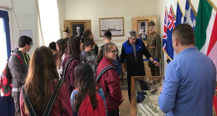 &Tau;&omicron; &Gamma;&upsilon;&mu;&nu;ά&sigma;&iota;&omicron; &Mu;&omicron;ύ&delta;&rho;&omicron;&upsilon; &sigma;&upsilon;&nu;&alpha;&nu;&tau;ά &tau;&omicron; &Pi;&omicron;&lambda;&epsilon;&mu;&iota;&kappa;ό &Mu;&omicron;&upsilon;&sigma;&epsilon;ί&omicron; &Alpha;&theta;&eta;&nu;ώ&nu; (photos)