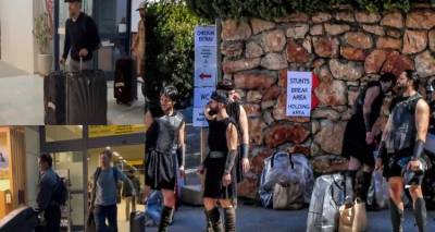 Ό&lambda;&omicron; &tau;&omicron; &Chi;ό&lambda;&iota;&gamma;&omicron;&upsilon;&nu;&tau; &sigma;&tau;&eta;&nu; &Pi;&epsilon;&lambda;&omicron;&pi;ό&nu;&nu;&eta;&sigma;&omicron; &gamma;&iota;&alpha; &tau;&alpha; &gamma;&upsilon;&rho;ί&sigma;&mu;&alpha;&tau;&alpha; &tau;&eta;&sigmaf; &laquo;&Omicron;&delta;ύ&sigma;&sigma;&epsilon;&iota;&alpha;&sigmaf;&raquo; -&Nu;&tau;έ&iota;&mu;&omicron;&nu;, &Nu;ό&lambda;&alpha;&nu;, &Chi;ό&lambda;&alpha;&nu;&tau;, &delta;&epsilon;ί&tau;&epsilon; &phi;&omega;&tau;&omicron;&gamma;&rho;&alpha;&phi;ί&epsilon;&sigmaf;