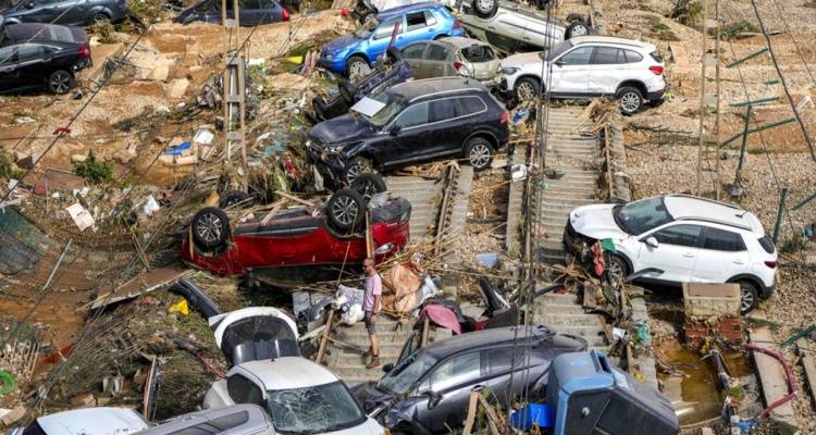 Δεν έχει τέλος η τραγωδία στην Ισπανία: Πάνω από 158 νεκροί, ψάχνουν στα συντρίμμια για τους αγνοούμενους