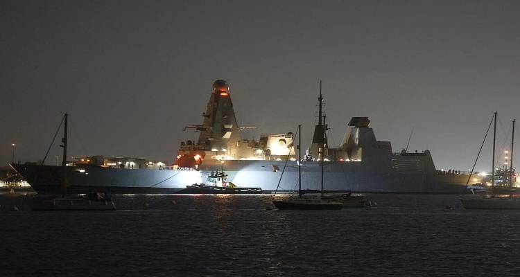 &Pi;ό&lambda;&epsilon;&mu;&omicron;&sigmaf; &sigma;&tau;&eta; &Mu;έ&sigma;&eta; &Alpha;&nu;&alpha;&tau;&omicron;&lambda;ή  &Tau;&omicron; HMS Dragon &sigma;&tau;&eta;&nu; &Alpha;&nu;&alpha;&tau;&omicron;&lambda;&iota;&kappa;ή &Mu;&epsilon;&sigma;ό&gamma;&epsilon;&iota;&omicron; &ndash; &Epsilon;&nu;ί&sigma;&chi;&upsilon;&sigma;&eta; &tau;&eta;&sigmaf; &beta;&rho;&epsilon;&tau;&alpha;&nu;&iota;&kappa;ή&sigmaf; ά&mu;&upsilon;&nu;&alpha;&sigmaf; &mu;&epsilon;&tau;ά &tau;&eta;&nu; &epsilon;&pi;ί&theta;&epsilon;&sigma;&eta; &mu;&epsilon; drone &sigma;&tau;&eta;&nu; &Kappa;ύ&pi;&rho;&omicron;