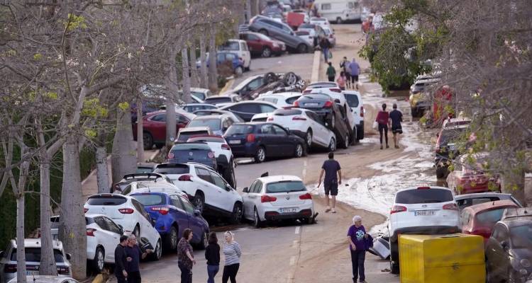 «Ήταν σαν τσουνάμι» -Συγκλονιστικές μαρτυρίες από τη Βαλένθια, πώς γλίτωσαν οδηγοί από τα ορμητικά νερά