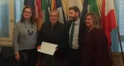 &Alpha;&nu;&alpha;&gamma;ό&rho;&epsilon;&upsilon;&sigma;&eta; &Gamma;&Epsilon;&Lambda; &Mu;&omicron;ύ&delta;&rho;&omicron;&upsilon; &omega;&sigmaf; &sigma;&chi;&omicron;&lambda;&epsilon;ί&omicron;&upsilon; &Pi;&rho;&epsilon;&sigma;&beta;&epsilon;&upsilon;&tau;ή &tau;&omicron;&upsilon; &Epsilon;&upsilon;&rho;&omega;&pi;&alpha;ϊ&kappa;&omicron;ύ &Kappa;&omicron;&iota;&nu;&omicron;&beta;&omicron;&upsilon;&lambda;ί&omicron;&upsilon;