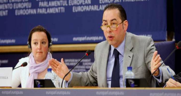 &Pi;&iota;&tau;έ&lambda;&alpha;: &Omicron; &Sigma;ό&iota;&mu;&pi;&lambda;&epsilon; &pi;&alpha;ί&zeta;&epsilon;&iota; &mu;&epsilon; &tau;&eta; &phi;&omega;&tau;&iota;ά &pi;ά&nu;&tau;&alpha; ό&tau;&alpha;&nu; &pi;&rho;ό&kappa;&epsilon;&iota;&tau;&alpha;&iota; &gamma;&iota;&alpha; &tau;&eta;&nu; &Epsilon;&lambda;&lambda;ά&delta;&alpha;