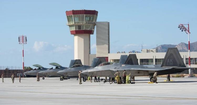 Κρήτη: Συνελήφθη 26χρονος Αζέρος -Φωτογράφιζε τις αεροναυτικές βάσεις στη Σούδα, βρέθηκαν πάνω από 5.000 φωτογραφίες