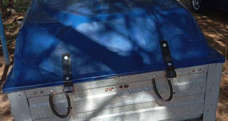 Καταγγελία Φιλοζωικού Σωματείου Λήμνου «Αδέσποτες ψυχές»: «Κυνηγοί τρώνε και πίνουν και τα κυνηγόσκυλα είναι αμπαρωμένα σε μεταλλικές μπαγκαζιέρες»