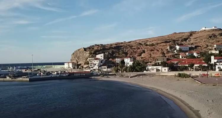 Ά&eta; &Sigma;&tau;&rho;ά&tau;&eta;&sigmaf;: &Tau;&omicron; &pi;&iota;&omicron; &alpha;&pi;&omicron;&mu;&alpha;&kappa;&rho;&upsilon;&sigma;&mu;έ&nu;&omicron; &nu;&eta;&sigma;ί &tau;&eta;&sigmaf; &Epsilon;&lambda;&lambda;ά&delta;&alpha;&sigmaf; &mu;έ&sigma;&alpha; &alpha;&pi;ό &tau;&alpha; &mu;ά&tau;&iota;&alpha; &tau;&eta;&sigmaf; &delta;&eta;&mu;ά&rho;&chi;&omicron;&upsilon; &tau;&omicron;&upsilon;