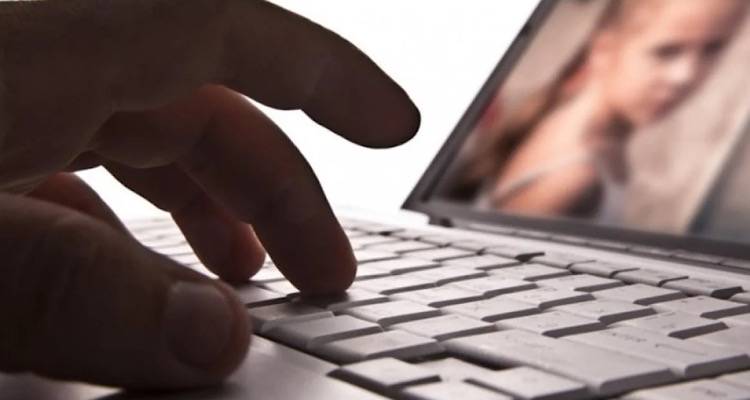 &Alpha;&gamma;ί&alpha; &Pi;&alpha;&rho;&alpha;&sigma;&kappa;&epsilon;&upsilon;ή: &Pi;ή&gamma;&alpha; &sigma;&tau;&omicron; &rho;&alpha;&nu;&tau;&epsilon;&beta;&omicron;ύ &mu;&epsilon; &tau;&eta; 13&chi;&rho;&omicron;&nu;&eta; &alpha;&pi;ό &pi;&epsilon;&rho;&iota;έ&rho;&gamma;&epsilon;&iota;&alpha;, έ&sigma;&tau;&epsilon;&iota;&lambda;&alpha; &gamma;&upsilon;&mu;&nu;ή &phi;&omega;&tau;&omicron;&gamma;&rho;&alpha;&phi;ί&alpha; &alpha;&pi;ό &kappa;&omicron;&upsilon;&tau;&alpha;&mu;ά&rho;&alpha;, &lambda;έ&epsilon;&iota; &omicron; 40&chi;&rho;&omicron;&nu;&omicron;&sigmaf;