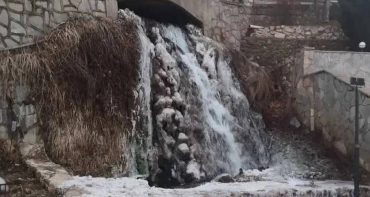 Φλώρινα: Μαγευτικές εικόνες από τον παγωμένο καταρράκτη που γίνεται πόλος έλξης επισκεπτών