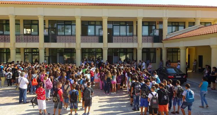 &Lambda;ή&mu;&nu;&omicron;&sigmaf;: &Kappa;&lambda;&epsilon;&iota;&sigma;&tau;ά &kappa;&alpha;&iota; &alpha;ύ&rho;&iota;&omicron; &tau;&alpha; &sigma;&chi;&omicron;&lambda;&epsilon;ί&alpha; ό&lambda;&omega;&nu; &tau;&omega;&nu; &beta;&alpha;&theta;&mu;ί&delta;&omega;&nu;