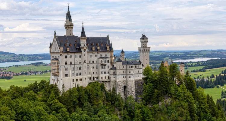 Διάσημη γυμνάστρια σκοτώθηκε προσπαθώντας να βγάλει selfie κοντά στο κάστρο που ενέπνευσε την «Ωραία Κοιμωμένη»