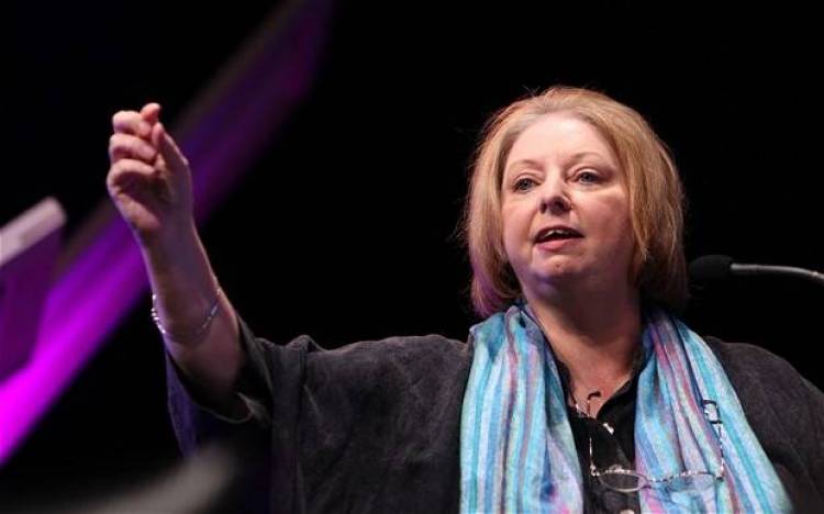 Hilary Mantel: η πρώτη γυναίκα που κερδίζει για δεύτερη φορά το κορυφαίο βραβείο Man Booker  Πηγή: Hilary Mantel: η πρώτη γυναίκα που κερδίζει για δεύτερη φορά το κορυφαίο βραβείο Man Booker