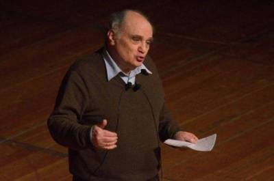 Στέλιος Ράμφος :«Οι πελατειακές σχέσεις βασίζονται στην παράλογη αντίληψη ότι στη δημοκρατία δεν είμαστε μόνο πολιτικά, αλλά και φυσικά ίσοι!»